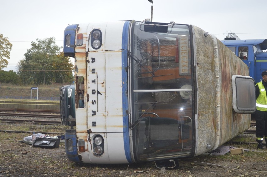 Autobus zderzył się z samochodem osobowym! Są ofiary śmiertelne i poszkodowani! [GALERIA ZDJĘĆ]