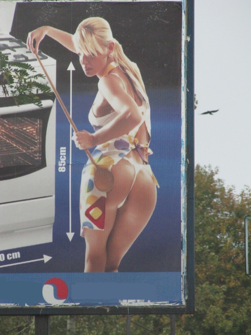 Erotyczna reklama niedaleko szkoły we Włodawie.