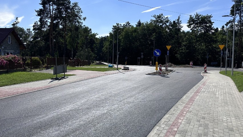 Nowe rondo między Jasieniem i Jodłówką już gotowe. Kosztowało prawie 1,3 mln zł, sfinansowały je cztery samorządy. Zobacz zdjęcia