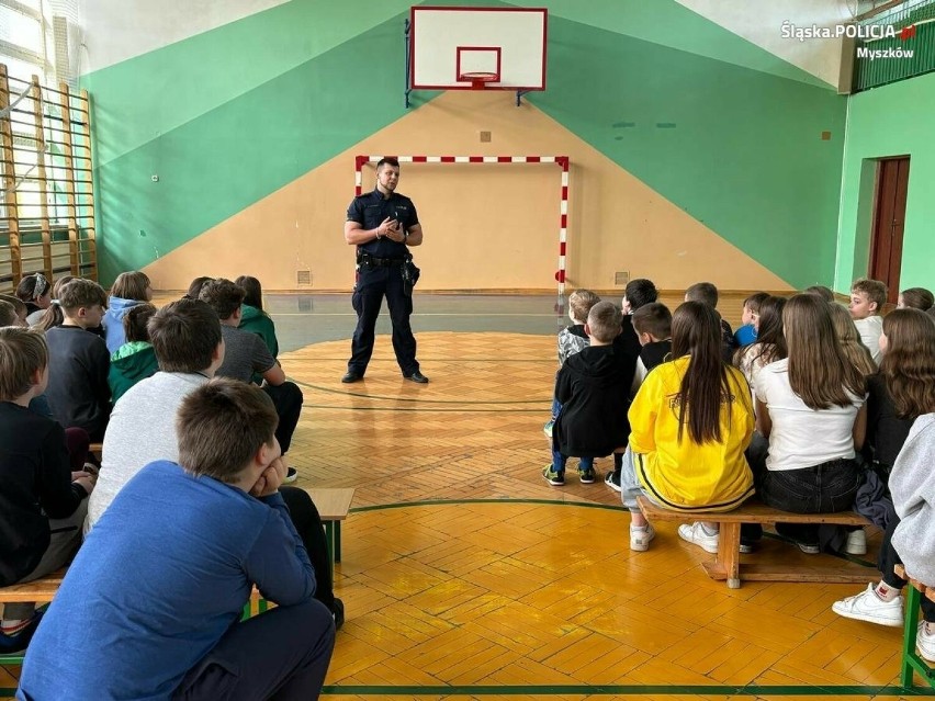 Policjanci z Koziegłów edukowali młodzież z Zespołu Szkół w Lgocie Górnej w zakresie cyberbezpieczeństwa
