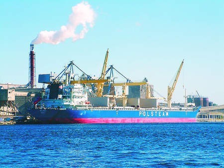 W sierpniu ubiegłego roku w porcie gdańskim pierwszy raz pojawił się nowszy masowiec Polskiej Żeglugi Morskiej &quot;Kujawy&quot;, który przywiózł ponad 35 tys. ton fosforytów.
Fot. Dariusz Dulian / ZMPG SA