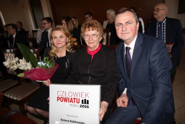 Bożena Rabikowska(w środku) jest nominowana w kategorii senior