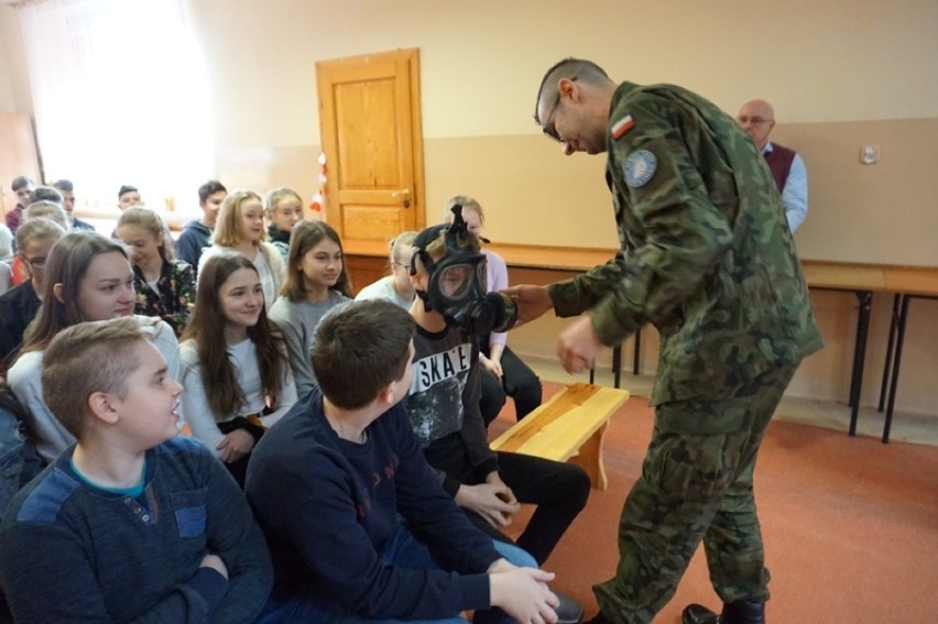 Żołnierze z 16. Jarocińskiego Batalionu Remontu Lotnisk odwiedzili uczniów ze Szkoły Podstawowej im. Ojca Świętego Jana Pawła II w Gizałkach