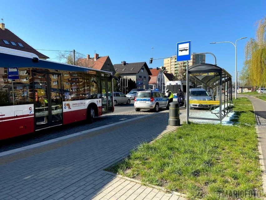 Kolizja w Opolu. Skoda uderzyła w przystankową wiatę.