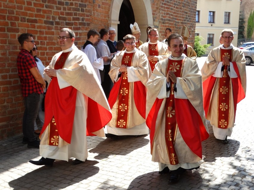 Ostatnio wyświęcanych na księży jest średnio zaledwie po...