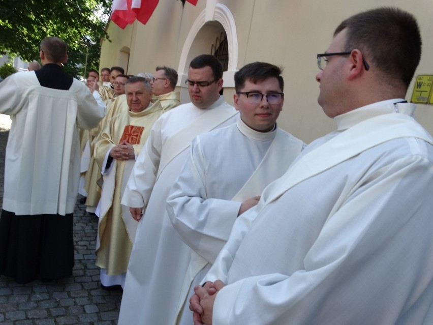 Ostatnio wyświęcanych na księży jest średnio zaledwie po...