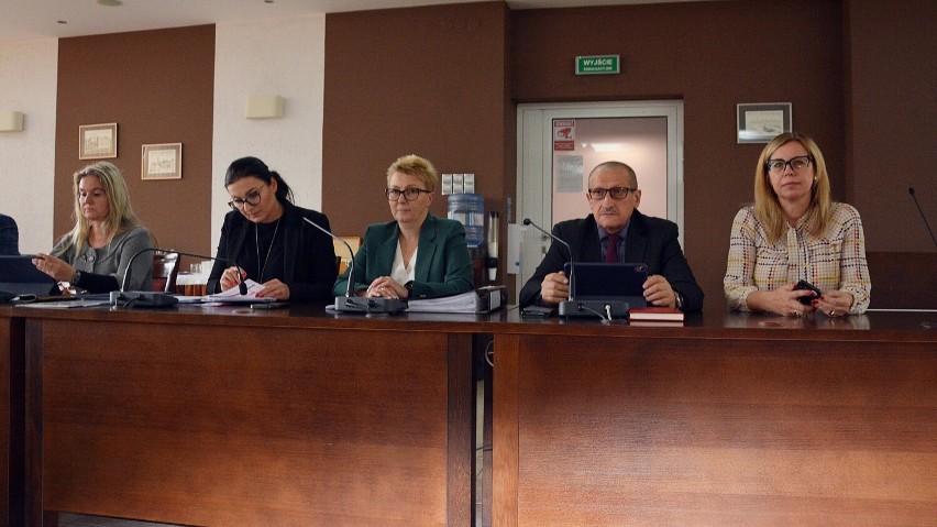Na powiatowej komisji zdrowia w Radomsku o finansach i pomocy uchodźcom z Ukrainy