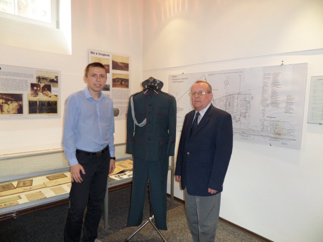 Jerzy Dembny (z prawej) przekazał mundur do Muzeum Historii Szczypiorna