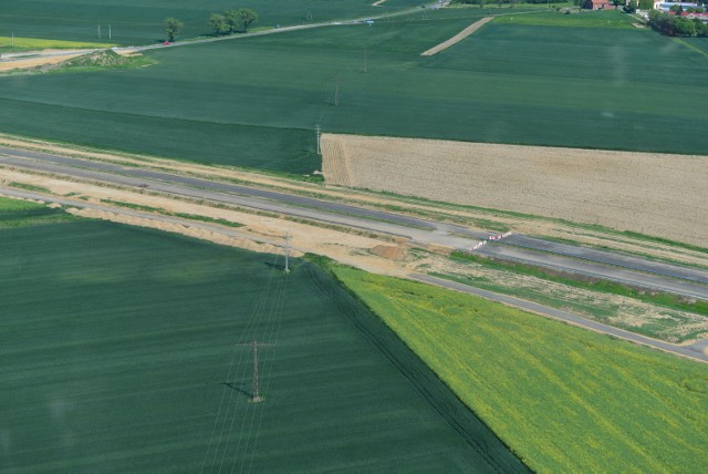 Inwestycja „Zaprojektowanie i wybudowanie drogi S3 Legnica (A4) – Lubawka, na odcinku od węzła Legnica II (bez węzła) do węzła Bolków (z węzłem)” została zaliczona do bardzo ważnych zadań rządowych. Konieczność jej budowy wynika z potrzeby stworzenia tranzytowego układu dróg na terytorium kraju.
