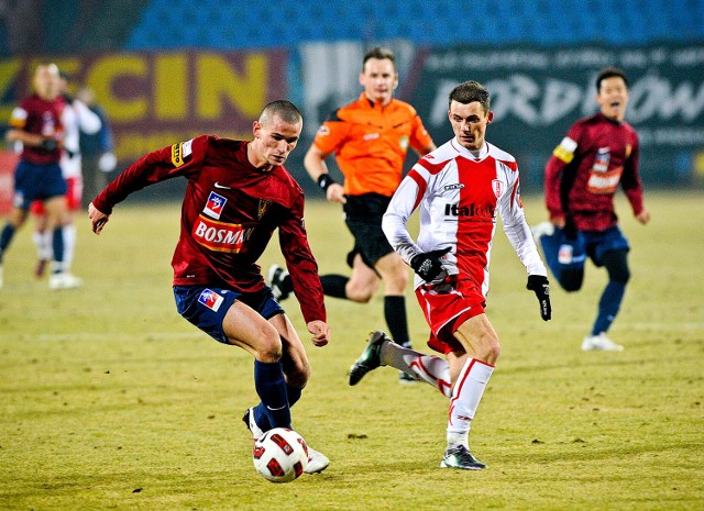 Adam Frączczak dołączył do Pogoni zimą sezonu 2010/2011. Od tego czasu w klubie zmieniło się wiele. 

Frączczak przeżył w Szczecinie osiem sezonów, 10 trenerów, miał kilka boiskowych pozycji, wywalczył awans do ekstraklasy, ale nie zmieniło się jedno. Kapitan Portowców nadal zostawia serce na boisku i jest jednym z ulubieńców kibiców Pogoni. 

We wtorek skończył 31 lat. Oto wybrane zdjęcia kapitana szczecińskiego klubu.   

CZYTAJ: 
Słynny "Frączczers" otrzymał w prezencie 10 tys. wafelków! Ale nie zje ich sam

Czytaj więcej:  Frączczak i Knoppers, czyli jak zrobić hit sieci w minutę




Zobacz także: Nowy stadion w Szczecinie. Wiemy, kiedy zostaną podpisane umowy


Follow @gs24_pl
!function(d,s,id){var js,fjs=d.getElementsByTagName(s)[0],p=/^http:/.test(d.location)?'http':'https';if(!d.getElementById(id)){js=d.createElement(s);js.id=id;js.src=p+'://platform.twitter.com/widgets.js';fjs.parentNode.insertBefore(js,fjs);}}(document, 'script', 'twitter-wjs');
Gs24.pl

POLECAMY TEŻ: 
Strzelił Polakom gola na mundialu, trafi do Manchesteru United? Yerry Mina jeszcze dziś może zostać "Czerwonym Diabłem"
