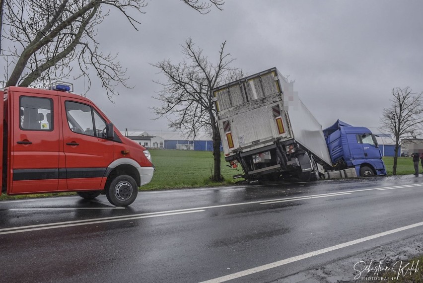 AKTUALIZACJA: TIR wpadł do rowu. Krajówka była zablokowana przez prawie 5 godzin [ZDJĘCIA]