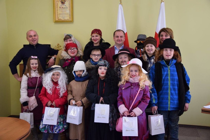 Parafialna schola z wizytą w urzędzie. Toż to zapusty!