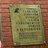 Postkomunistyczna tablica zniknęła z leśnej dyrekcji w Szczecinku [zdjęcia]