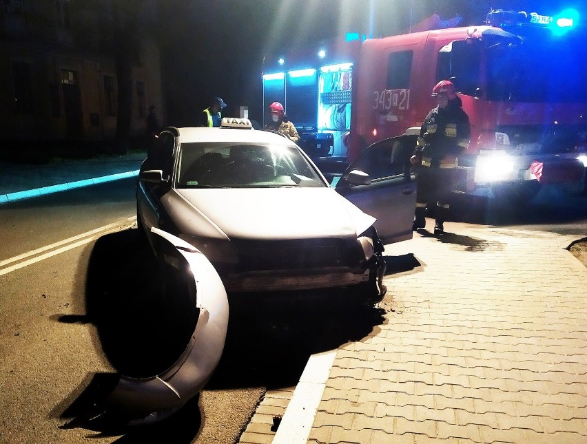 Nocne zderzenie samochodów w Krynicy-Zdroju. Ofiarą... uliczna latarnia