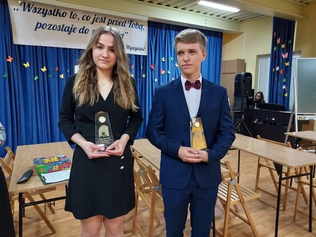 Uczniowie Jakub Chmiel i Karolina Kwasek za bardzo dobre wyniki w nauce otrzymali najwyższe szkolne wyróżnienie "Laur Świętej Jadwigi Królowej" .