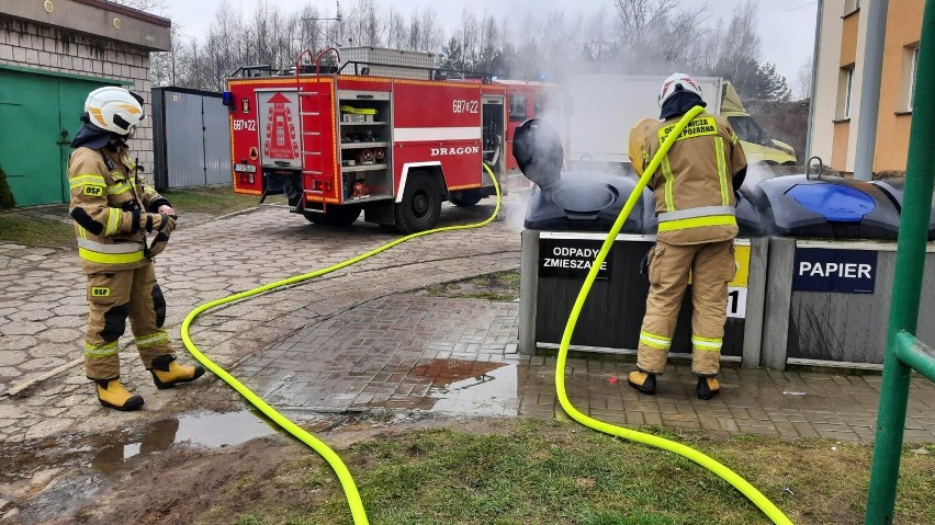  Strażacy z Poręby wezwani do pożaru sadzy w kominie i kontenera na śmieci
