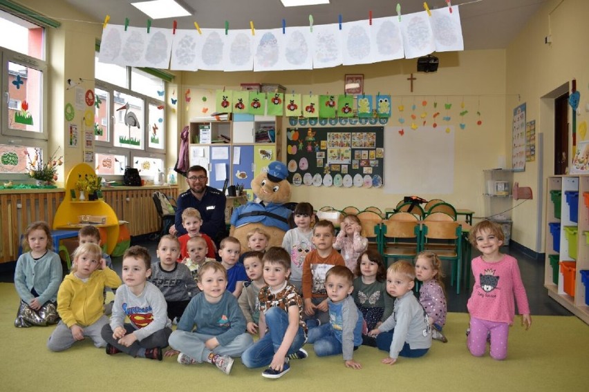 Sierżant Pyrek z KPP Kościan odwiedził przedszkolaków