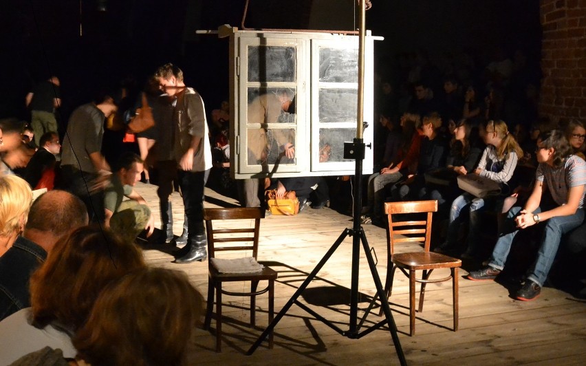 Malbork: Teatr Nie Teraz wystawił &quot;Wyklętych&quot; w Karwanie