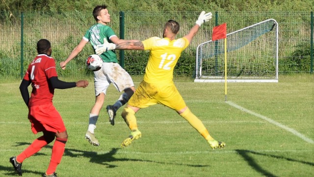 Keeza IV liga w Małopolsce, grupa spadkowa: LKS Rajsko - Orzeł Piaski Wielkie 1:1. Na zdjęciu: Patryk Formas (LKS Rajsko), stara się pokonać bramkarza Orła Piaski Wielkie - Macieja Palczewskiego.