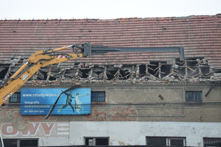 Wyburzają szpetny budynek przy Głowackiego w Wieluniu [ZDJĘCIA, WIDEO]