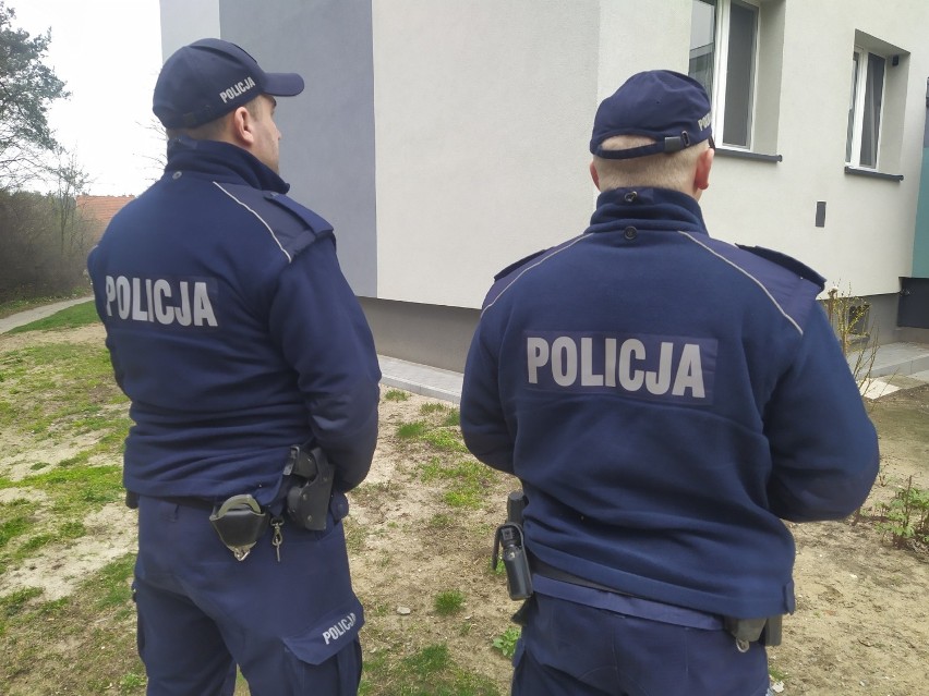 Policjanci sprawdzają przestrzeganie kwarantanny domowej