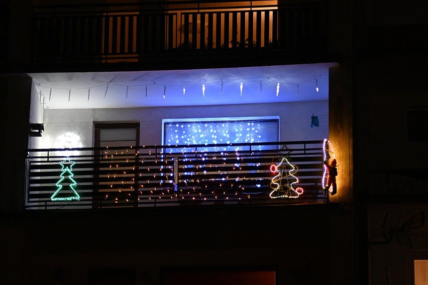 Pierwsze okna przyozdobione bożonarodzeniowymi światełkami