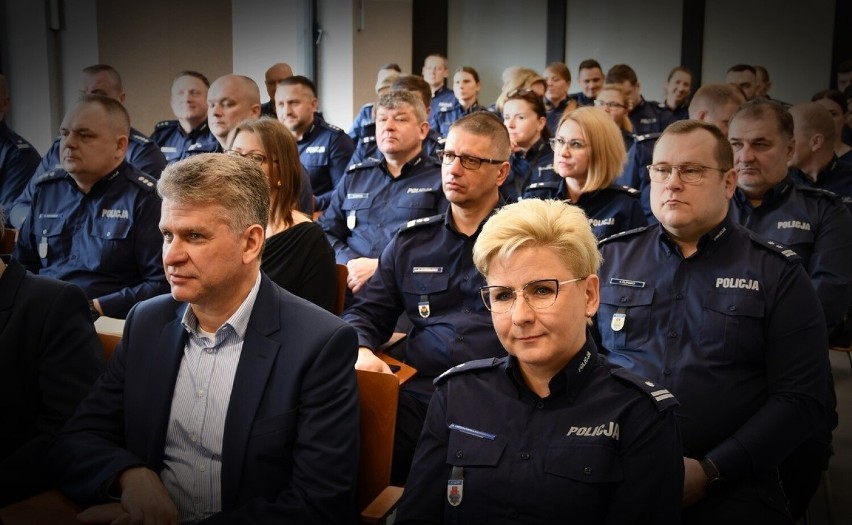 Policjantów i pracowników Komisariatów Policji II i IV w...