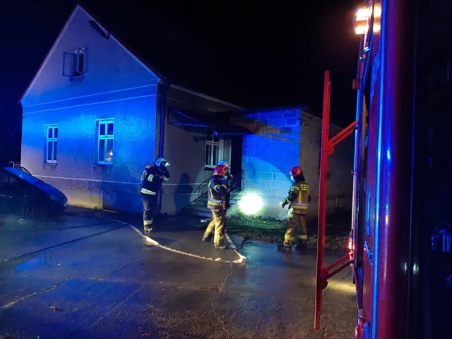 Do pożaru domu w Samocicach doszło późno w nocy z niedzieli na poniedziałek.