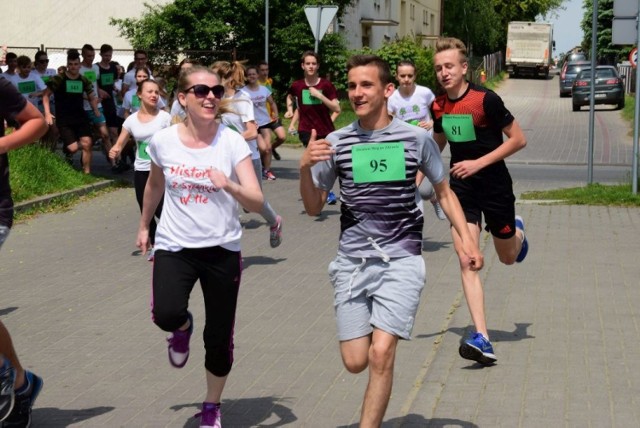 150 zawodników wzięło udział w I Złotnickim Biegu po Zdrowie. Zwyciężył Filip Moskal, uczeń klasy trzeciej Gimnazjum im. Karola Urbańskiego w Złotnikach Kujawskich. 

Młodzież i nauczyciele ze złotnickiego gimnazjum od wielu miesięcy realizują projekt "Historia z syrenką w tle". 
-&nbsp;Bohaterem naszego projektu jest Karol Urbański, złotnicki pediatra. Nasz projekt biegnie dwutorowo. Jedna grupa przygotowuje film dokumentalny ze scenkami fabularyzowanymi na temat życia i pracy Karola Urbańskiego. Druga grupa to iventowcy, którzy organizują dla mieszkańców wydarzenia sportowe promujące zdrowy tryb życia - tłumaczy Magda Pikora, nauczycielka gimnazjum. 
-&nbsp;Było więc zdrowe gotowanie bez tłuszczu i niezdrowych polepszaczy, zajęcia z zumby i samoobrony. Będą jeszcze wycieczki, a także rajd pieszy i rowerowy - zdradza Agnieszka Kostecka, prezes Stowarzyszenia "Równe Szanse". 

Dziś Karol Urbański obchodziłby swoje 86. urodziny. Przez lata dbał o zdrowie mieszkańców. Robił to w tak oddany sposób, że złotniczanie do dziś bardzo ciepło go wspominają. Stąd pomysł na Bieg po Zdrowie ku jego czci. 

W zawodach wzięło udział 150 biegaczy, choć chętnych było dużo więcej. Organizatorzy chcieli wszystkich obdarować medalami. Przygotowali ich 150, więc w pewnym momencie zmuszeni byli zamknąć listę startową. 

Dwukilometrową trasę pokonali mieszkańcy Złotnik Kujawskich i okolic, uczniowie i nauczyciele gimnazjum, absolwenci, pracownicy przedszkola i szkoły podstawowej, policjanci, a nawet urzędnicy starostwa powiatowego. Pierwszy na mecie zameldowało się Filip Moskal. Drugi był Piotr Babral, a trzeci - Maciej Brola. Organizatorzy nagrodzili też najmłodszych uczestników biegu - Amandę Paliga (10 lat) i Jakuba Paliga (11 lat) oraz najstarszą zawodniczkę Grażynę Eliasz-Sójka, nauczycielkę gimnazjum. 

Najważniejszym efektem projektu ma być jednak film o Karolu Urbańskim. - Wszystkie role są już obsadzone. Zgłaszają się do nas osoby, które wychodzą z własnymi pomysłami. Scenariusz jest więc elastyczny. Cały czas nad nim pracujemy. W przyszłym tygodniu chcemy ruszyć z nagrywaniem zdjęć - zdradza Magda Pikora. 

Gimnazjalistów i ich nauczycieli wspiera Sebastian Bartkowski (twórca filmu "Makabryczna noc"), który przeprowadził w Złotnikach Kujawskich serię warsztatów filmowych. Natomiast Mariusz Bartkowski, jego brat, prowadził zajęcia z montażu.