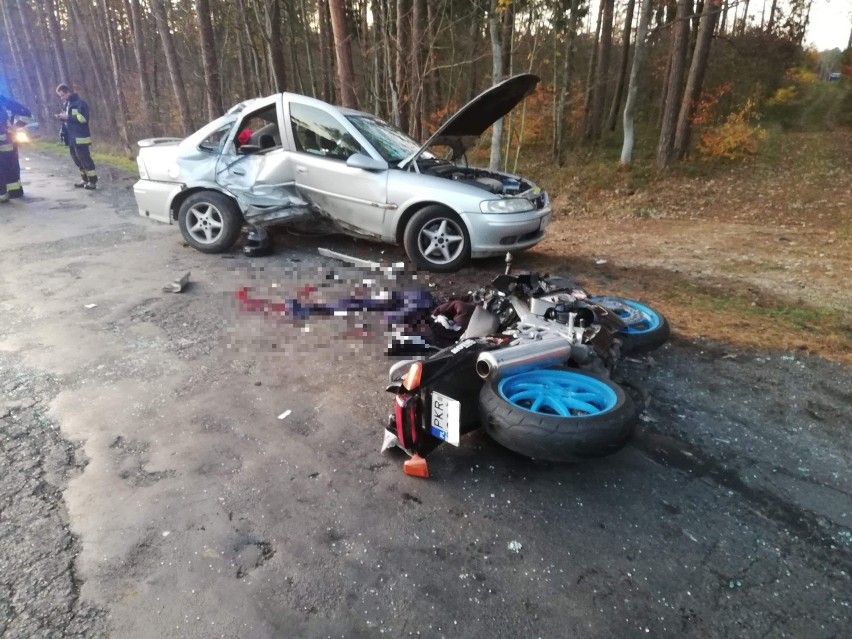 STRAŻACY W AKCJI: Znamy szczegóły wypadku motocyklisty na trasie pomiędzy Cieszkowem i Ujazdem [ZDJĘCIA +18]