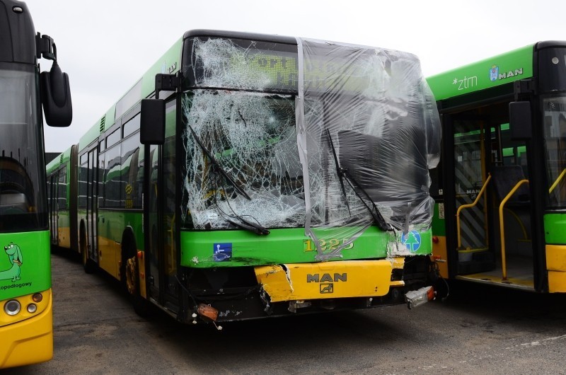 Autobus, który brał udział w wypadku na Głogowskiej