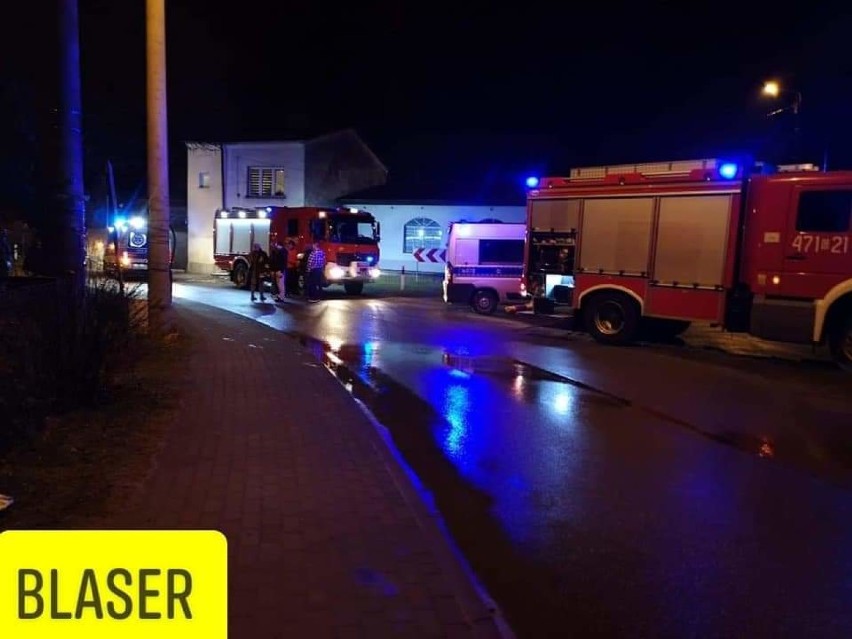 Wypadek w Łebieniu. Kierowca uderzył w schody domu. Został odwieziony do szpitala [ZDJĘCIA]