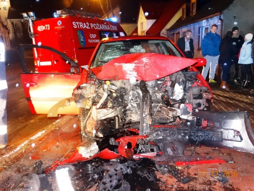Wypadek w Tuchomiu. Auto uderzyło prosto w drzewo [ZDJĘCIA] 