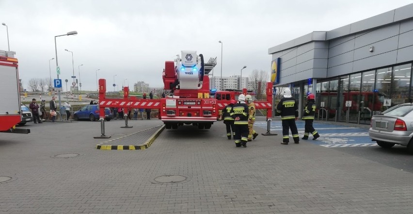 Ewakuacja klientów Lidla przy ul. Krapkowickiej w Opolu i akcja strażaków. Co się stało?
