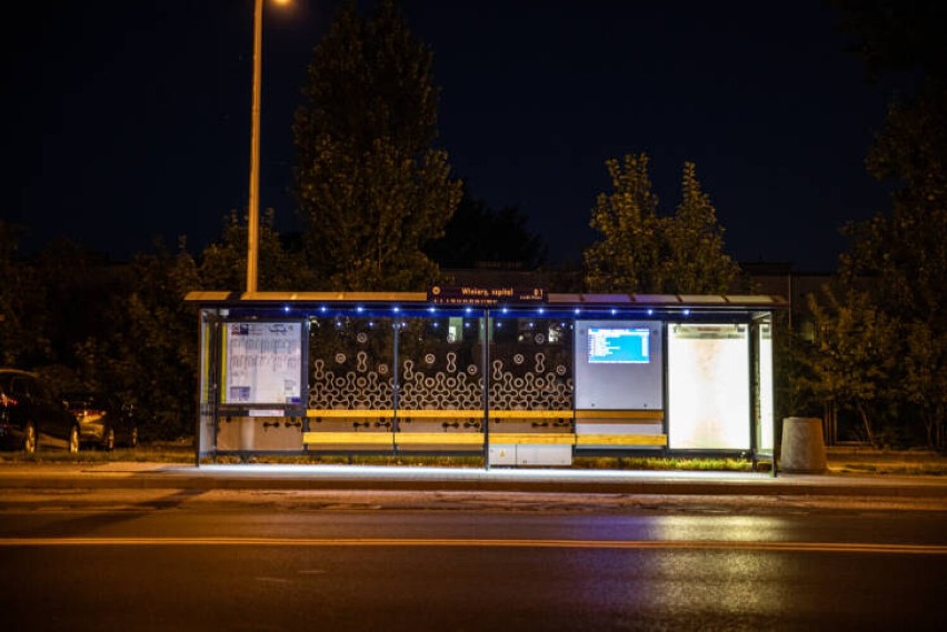 KM Płock. Urząd Miasta zlecił montaż dodatkowego oświetlenia na wiatach przystankowych. Będzie jaśniej i bezpieczniej