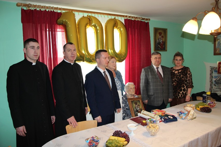 Pani Janina, mieszkanka Krukówki świętowała setne urodziny. Były życzenia i tort dla szanownej jubilatki