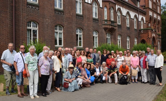 Pamiątkowa fotografia gości z Bad Oeynhausen z przedstawicielami władz Inowrocławia przed ratuszem