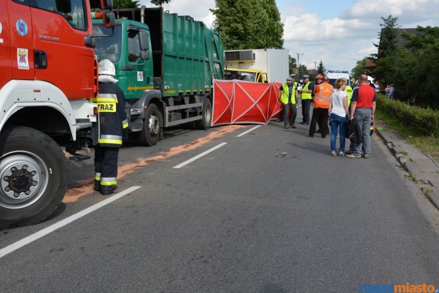 Tragiczny wypadek w Kaczkowie, na drodze krajowej nr 5. Nie żyje pracownik leszczyńskiego Miejskiego Zakładu Oczyszczania, którego podczas załadunku auto dostawcze przygniotło do śmieciarki.