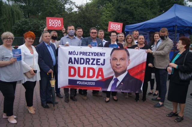 Akcja komitetu wyborczego Andrzeja Dudy na miejskim targowisku w Radomsku (21 czerwca)