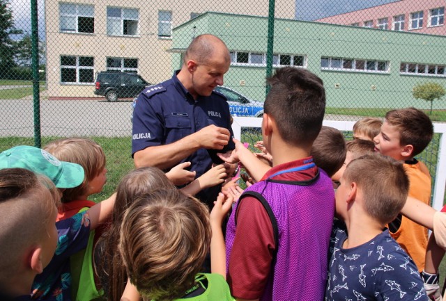 Policjanci edukowali młodych sportowców.