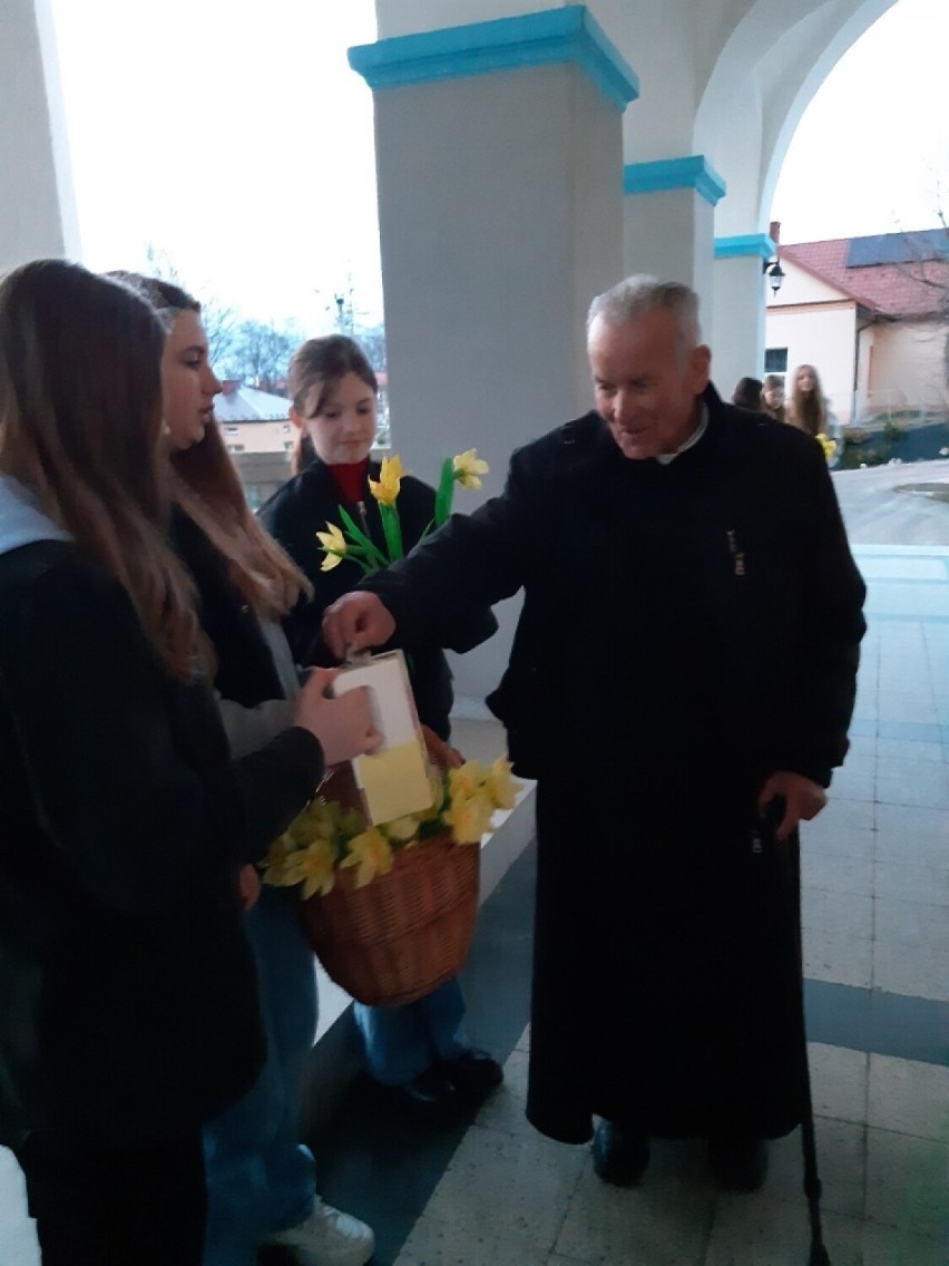 Wolontariusze z Szkoły Podstawowej w Tarnowcu wspomogli krośnieńskie hospicjum