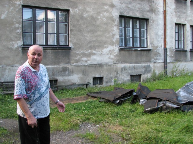 Żywczanin, Józef Frydel pokazuje blachę, którą nawałnica zrywała z dachu jego domu.