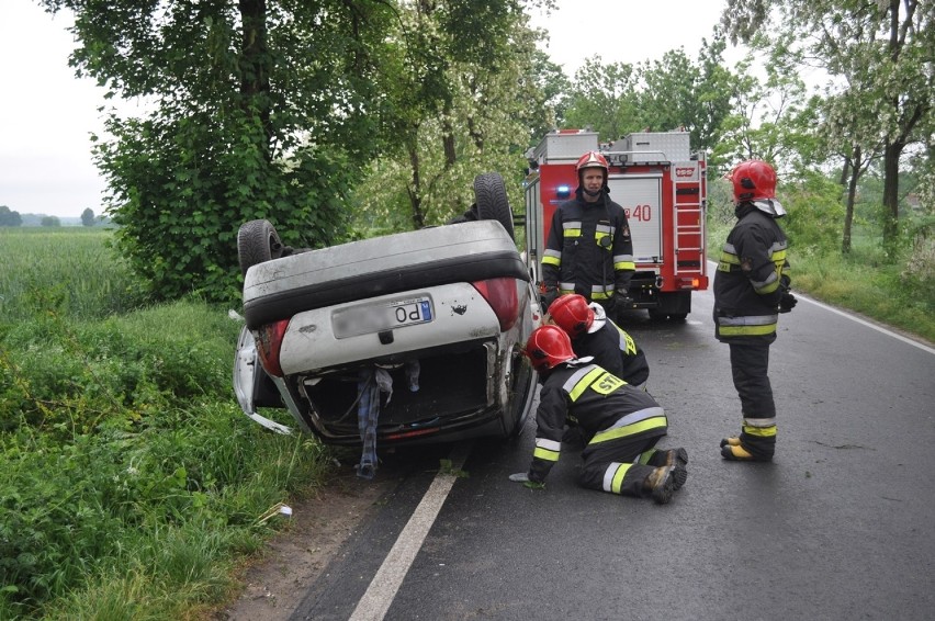 Wypadek na drodze z Nochówka do Kadzewa. Samochód osobowy...