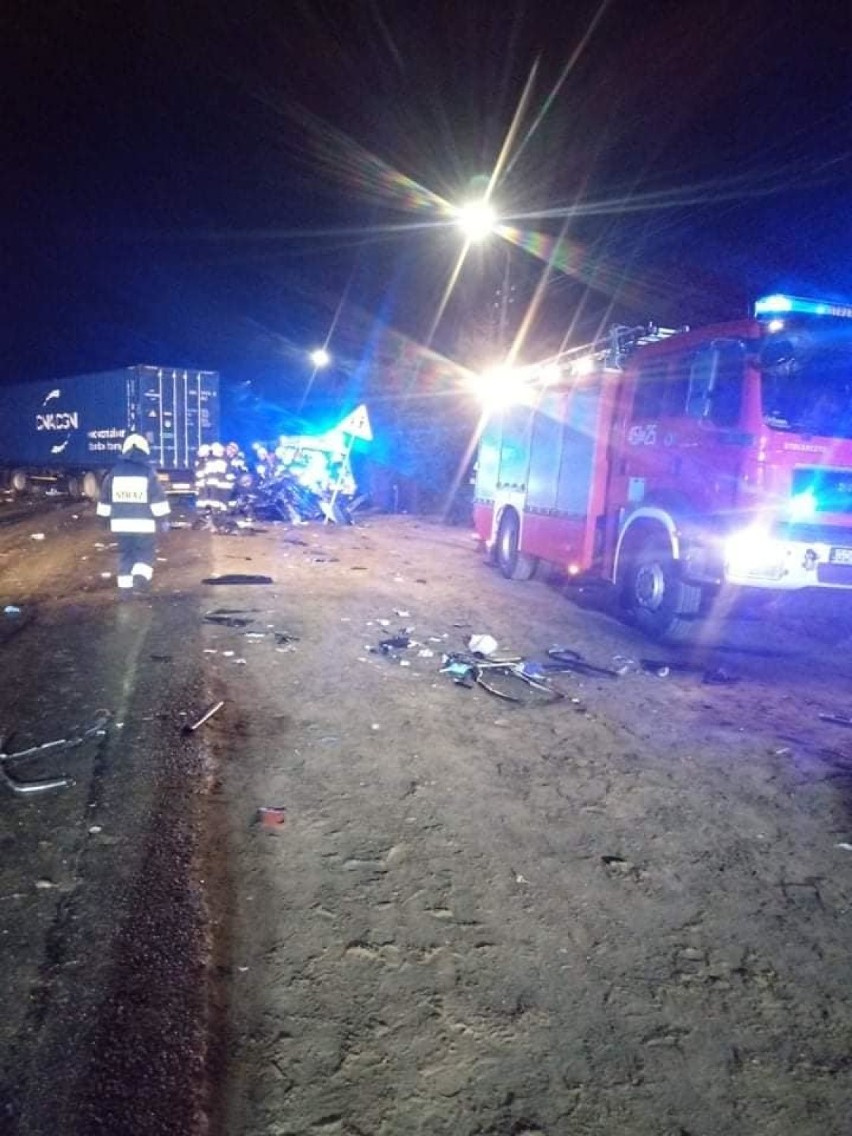 Tragedia w Kaliszu Kaszubskim 21.01.2020. Samochód osobowy zderzył się z ciężarówką. Zginęły 3 osoby [ZDJĘCIA, WIDEO]