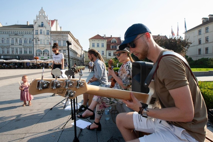 Bydgoszczanką, grającą na ukulele, jest Zuza Wiśniewska,...