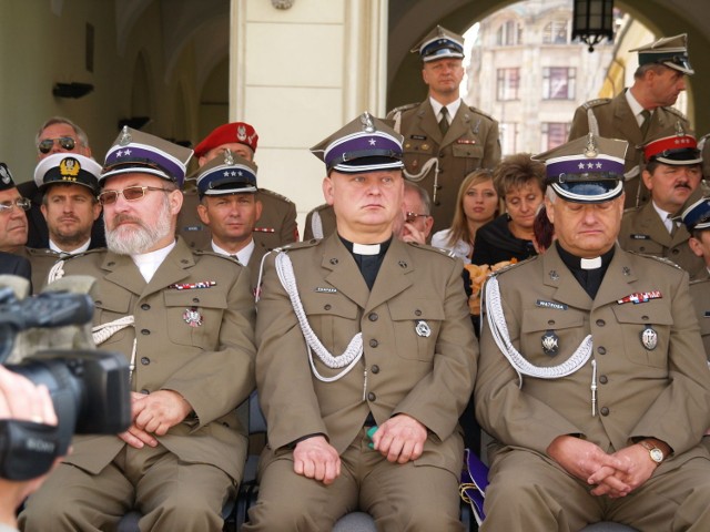 Zdjęcie wykonałem we wrześniu tego roku, podczas uroczystości promocji oficerskich w Wyższej Oficerskiej Szkole Wojsk Lądowych im. Tadeusza Kościuszki we Wrocławiu. To zdjęcie z gatunku tych, kt&oacute;re nie wymagają specjalnego komentarza... Fot. Marius