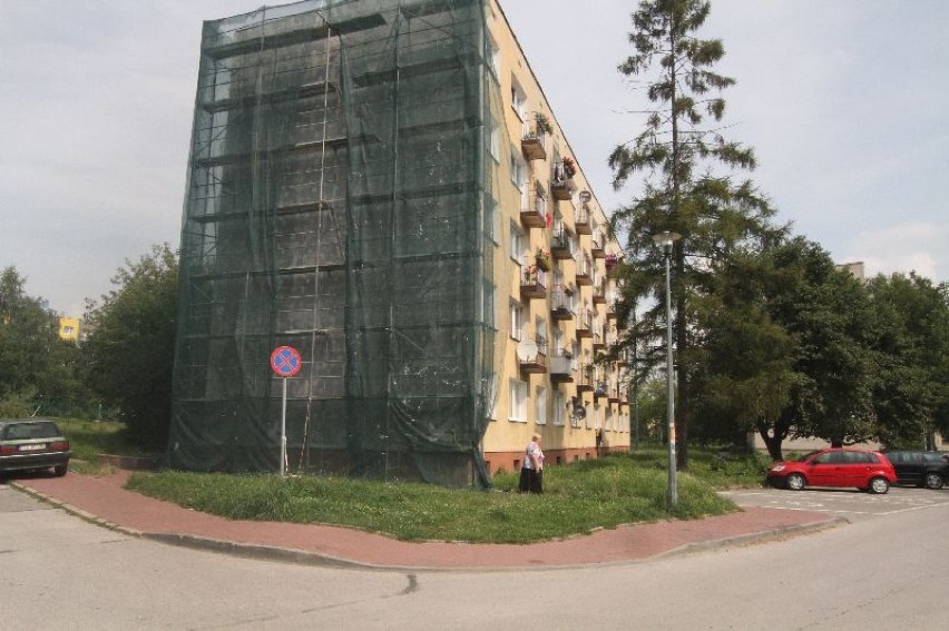 Od miesiąca rusztowania „zdobią” blok numer 46 przy ulicy Jagiellońskiej w Kielcach.