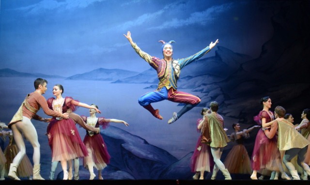 Najsłynniejsza rosyjska grupa baletowa wystąpiła w Hali Widowiskowo-Sportowej CRS w Zielonej Górze. „Jezioro łabędzie” jest uwielbiane przez polską publiczność. Sukces tego spektaklu opiera się na wspaniałej choreografii i muzyce, która urzeka pięknem i subtelnością melodyki. 



Charakterystyczne dla występów Moscow City Ballet są olśniewające kostiumy, imponująca choreografia, magia świateł i urzekająca scenografia. Zdaniem krytyków, czarowi tej grupy nie można się oprzeć ani o niej zapomnieć. W ciągu ostatnich lat przedstawienie to w Polsce obejrzało ponad 200 tys. osób! Publiczność wychodzi ze spektakli z wypiekami na twarzy, zachwycając się magicznym klimatem. Ogromne wrażenie wywołuje talent tancerzy, jak również ich profesjonalizm, który został wypracowany przez lata ciężkich treningów. Godna podziwu wyrazistość ruchów tancerzy w połączeniu z fantastyczną choreografią pokazują nam, jak bardzo Rosjanie kochają balet. 

Założyciel Moscow City Ballet Victor Smirnov-Golovanov powiedział kiedyś: - To we mnie mieszkają wszyscy bohaterowie baletów, to ja jestem Klarą, Księciem, Królem Myszy. To wszystko żyje we mnie - być może to jest tajemnica ich ogromnego, międzynarodowego sukcesu.

„Jezioro łabędzie” to z pewnością największy fenomen w literaturze baletowej. Synonim klasycznego piękna i wykonawczej perfekcji, od ponad stu lat inspiruje choreografów, stanowi wyzwanie dla tancerzy, fascynuje publiczność. 

POLECAMY RÓWNIEŻ



 TOP 20 atrakcji w Lubuskiem według portalu TripAdvisor. 

TOP 10 restauracji w Lubuskiem według portalu TripAdvisor

Najlepsze pizzerie w Lubuskiem? Turyści z całej Polski już wybrali