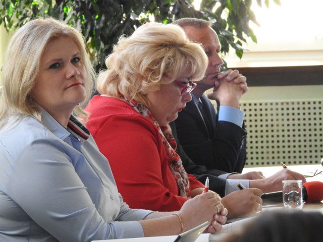 Niespodzianki nie było. Burmistrz Ewa Kulikowska (w środku) nie dostała absolutorium z wykonania budżetu za 2017 rok