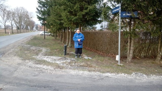 Stefan Cikowski od lat walczy w sąsiadami o zbudowanie w tym miejscu chodnika. Obawia się, że kiedyś dojdzie przez jego brak do tragedii